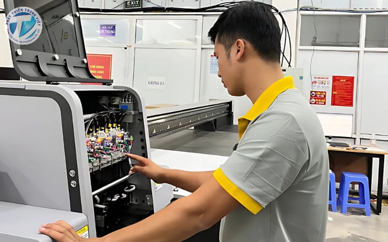 Kỹ thuật viên Phát Triển Trung Việt hỗ trợ lắp máy in UV phẳng DLI-3310 cho khách hàng